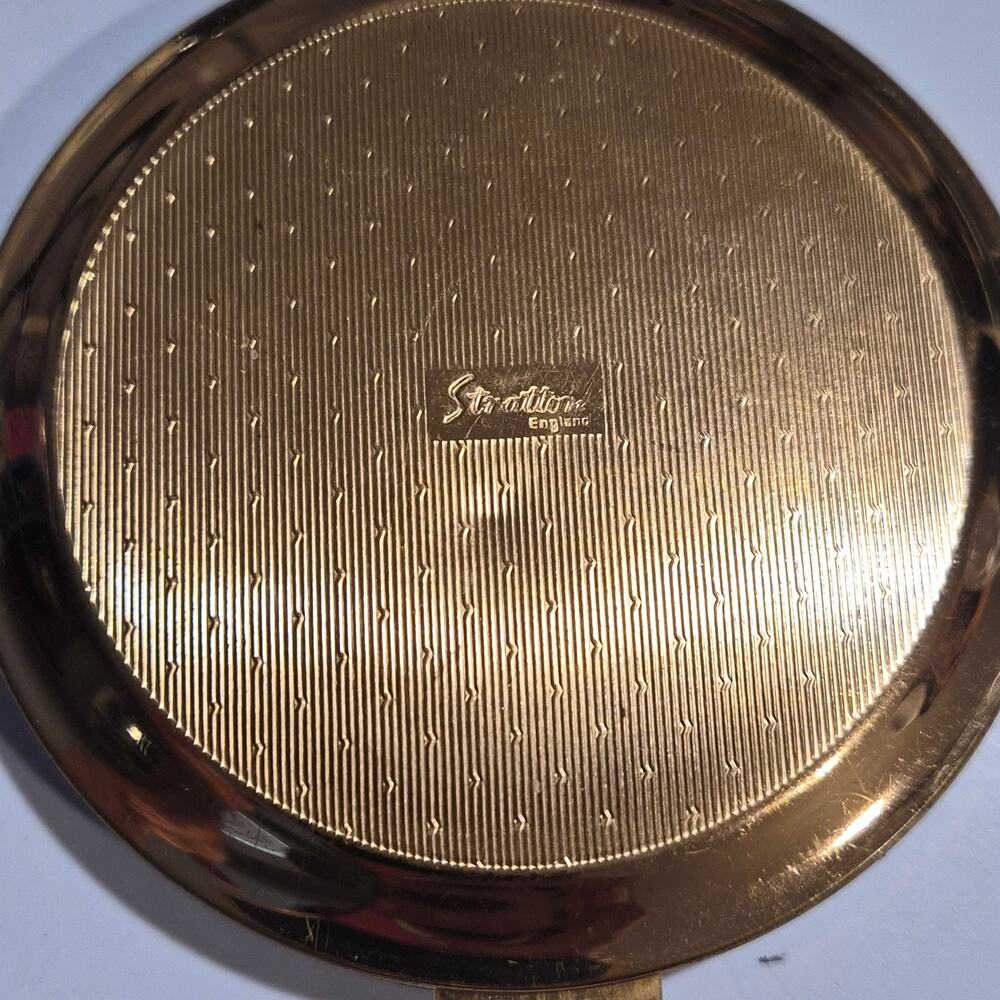 Vintage Stratton England Peacock Makeup Compact Red Lucite Hand Engraved - Picture 3 of 7